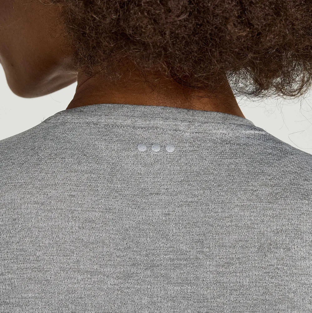 Saucony Dames Stopwatch Graphic Short Sleeve Light Grey Heather Graphic|Dames Tops